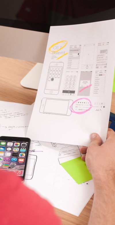 n网 App 首页信息流界面截图，深色导航栏配宝石蓝紫渐变卡片，展示当日更新条目列表